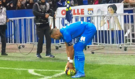 足球欧冠裁判组遭强烈质疑，争议球镜头热议不断