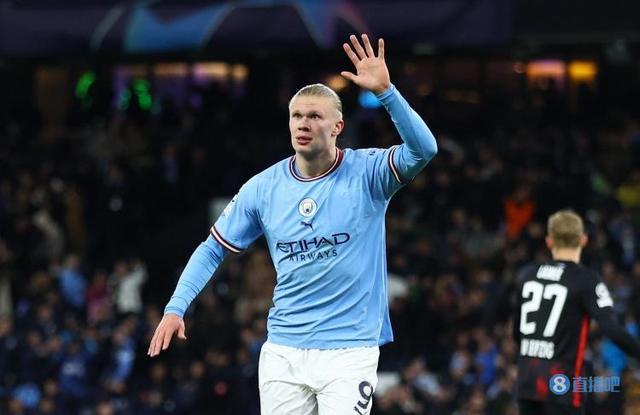 队友为他让球点，暖心瞬间（队友把点球机会让给他，暖心一幕）