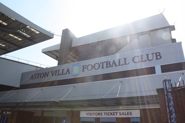 高颜值一家人！排球世界冠军晒全家福，两儿一女粉雕玉琢漂亮可爱（排球世界冠军晒全家福：一家颜值在线，两儿一女精致可爱）