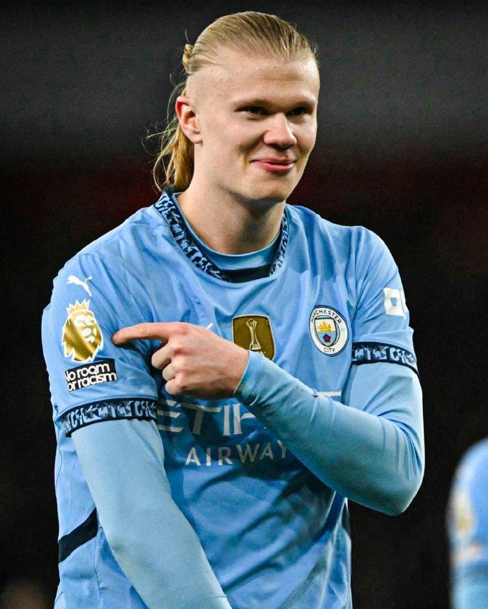 帕潘夸赞吉鲁：他不仅能进球还能防守，甚至还能客串门将（帕潘盛赞吉鲁：能攻善守，必要时还能客串门将）