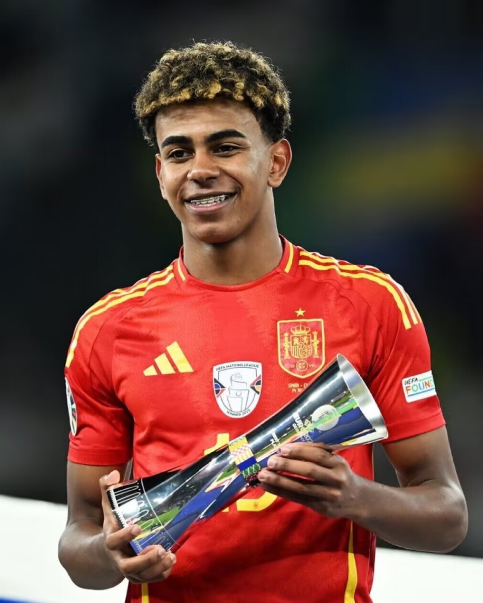 裁判录音显示，桑切特踢倒费尔明后说“这只是普通的铲球”（裁判音频曝光：桑切特踢翻费尔明后辩称“只是一次普通铲球”）