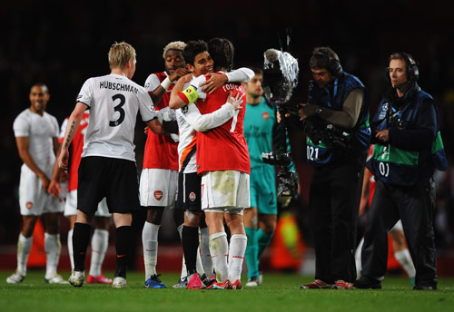 早报：拜仁的四线一十六胜，在我的肩膀上扛着！（晨报：拜仁四线齐进豪取16连胜，一切都扛在我肩上！）