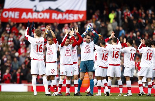 每体：莱万首选与巴萨续约，但也已开始研究其它联赛的报价（每体：莱万续约巴萨为先，已着手考虑其他联赛的报价）