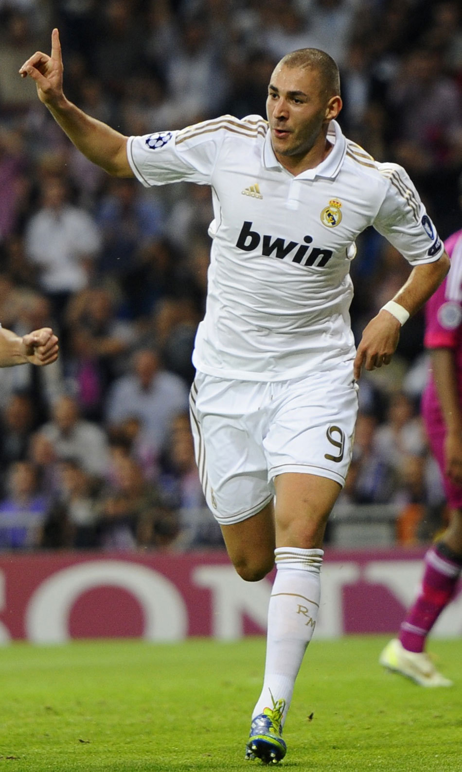 追平切尔西升英超第6！B费2射1传一战造2大神迹，曼联4-1复仇狼队（曼联4-1雪耻狼队升至英超第6追平切尔西！B费双响+助攻缔造两项神迹）