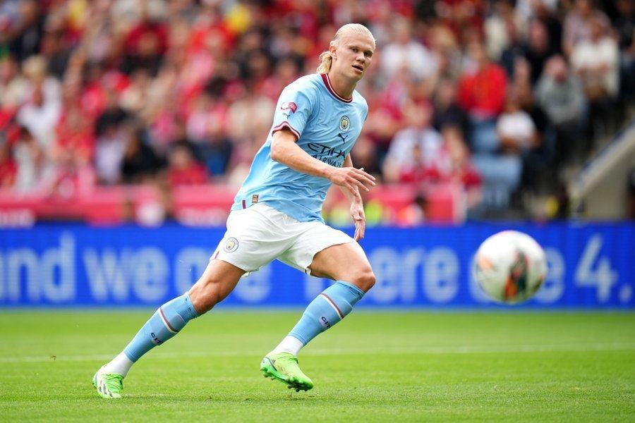 重庆两江新区十联屏打出多个宣传语，庆祝重庆铜梁龙冲超成功（重庆两江新区十联屏齐播多条祝贺标语，庆重庆铜梁龙成功冲超）